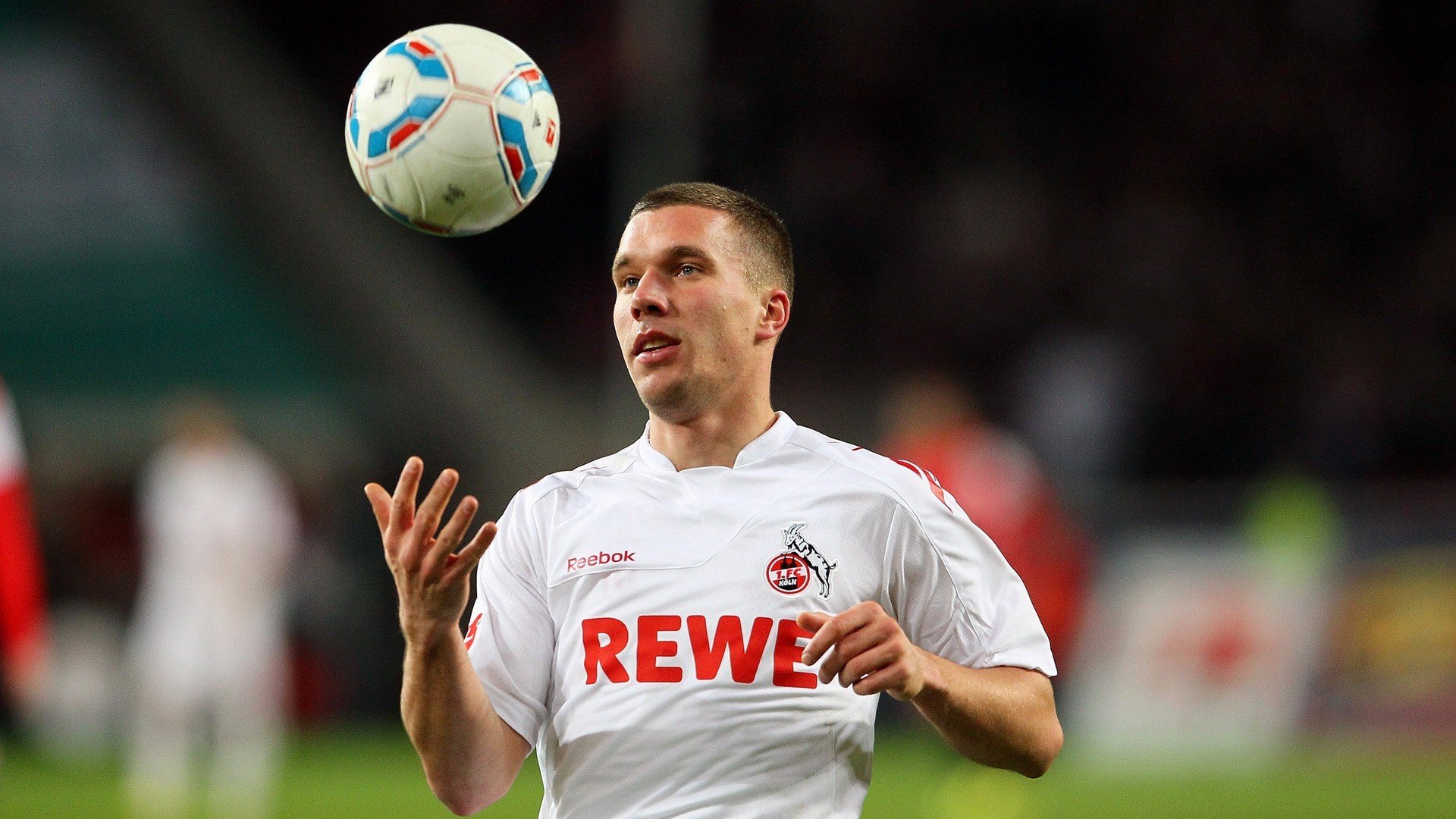 九游9游-“中国足球运动员首次入驻国际联赛，开启海外征程”，中国有哪些足球运动员在国外联赛